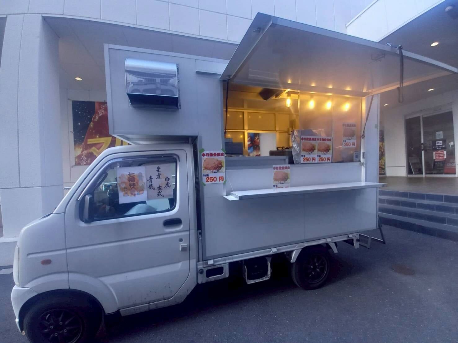 バニラとドンのキッチンカー 写真